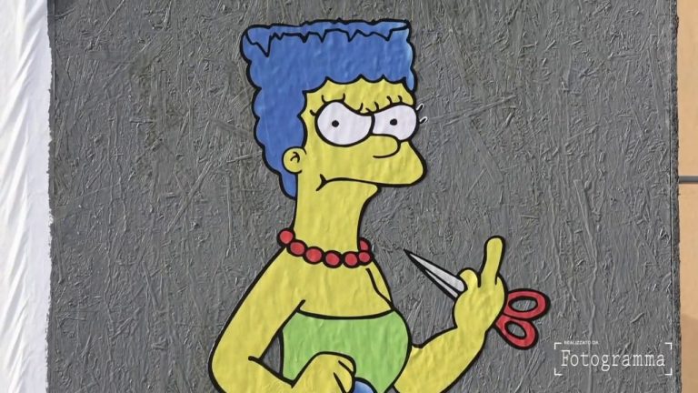 A Milano riappare il murale di Marge Simpson che si taglia i capelli