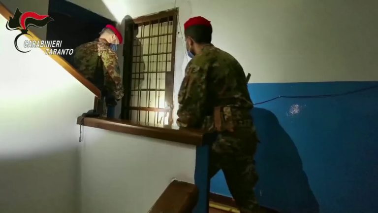 Taranto, carabinieri scoprono fortino della droga