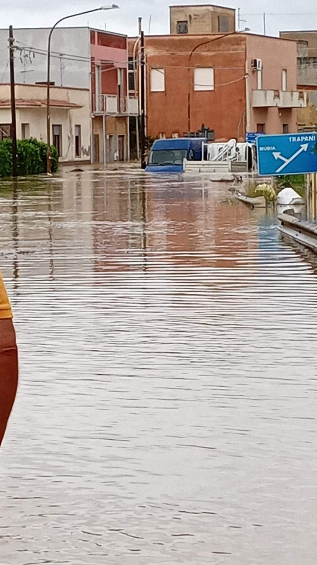 Il fiume esonda tra Trapani e Paceco, sulla A29 intervento dei Carabinieri