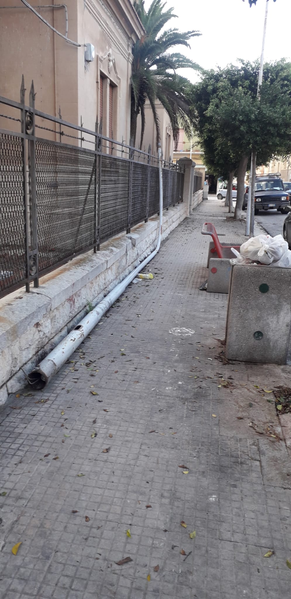 Marsala: semaforo di via Amendola non funzionante, palo sul marciapiede di via Pascasino