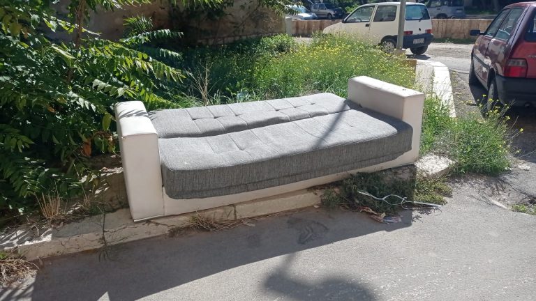 Lo stato di abbandono del quartiere di via Istria sommerso da degrado e rifiuti