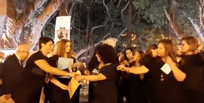 Scintille sui social dopo il “taglio dei capelli” per le donne iraniane a Marsala