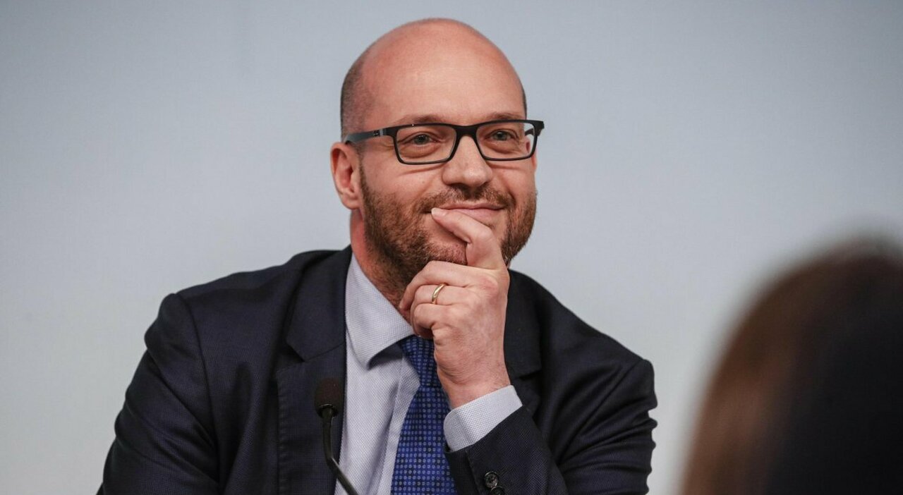 Lorenzo Fontana (Lega) eletto presidente della Camera. In Aula uno striscione contro