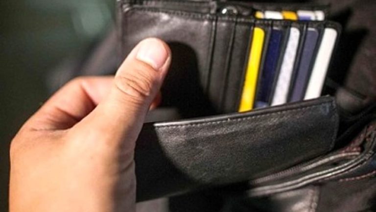 Ruba un portafoglio e preleva mille euro dal bancomat, denunciato un campobellese