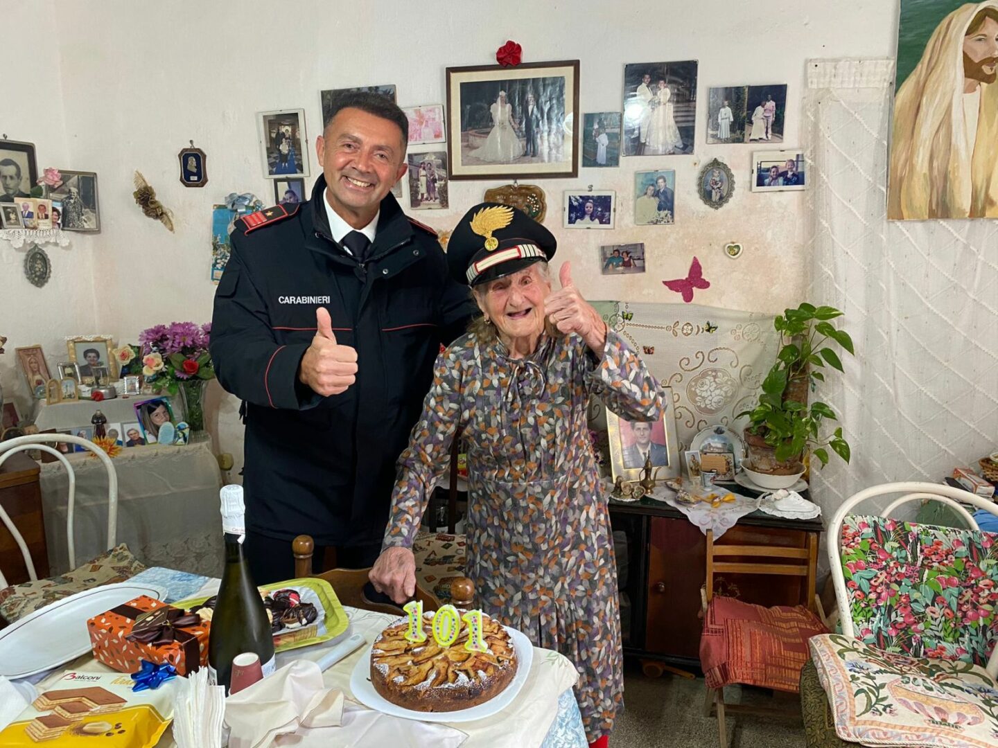Parenti bloccati dal maltempo, a Favignana zia Rosina festeggia i 101 anni con i carabinieri