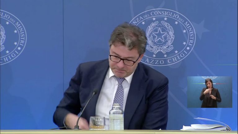 Manovra, Giorgetti si commuove ricordando Maroni “Il bonus è suo”
