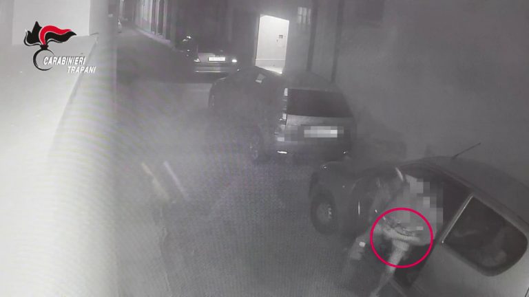 Brucia escavatore con una molotov, arrestato 45enne nel trapanese