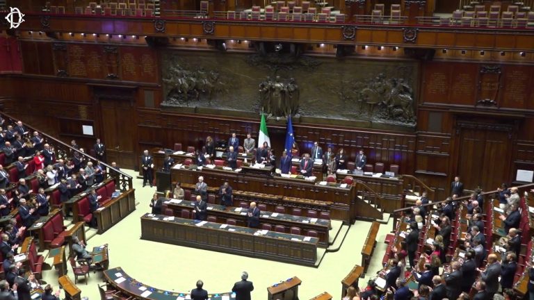 Maroni, alla Camera un minuto di silenzio e un lungo applauso