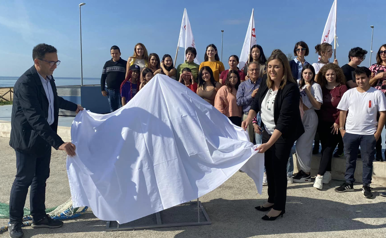 A Mazara inaugurata la scultura “Ciruzzo”, pesce mangia-plastica