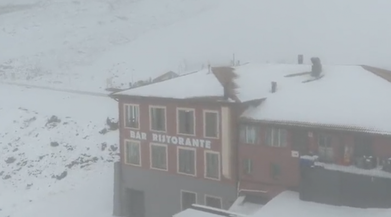 L’Etna si sveglia imbiancata, prima neve in Sicilia. IL VIDEO
