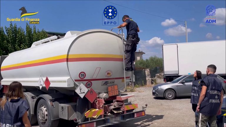 Truffa sui carburanti, 13 indagati e sequestro beni per 25 milioni