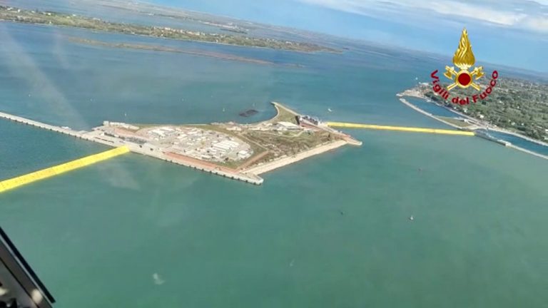 Mose in azione per la “tripletta” di acqua alta a Venezia