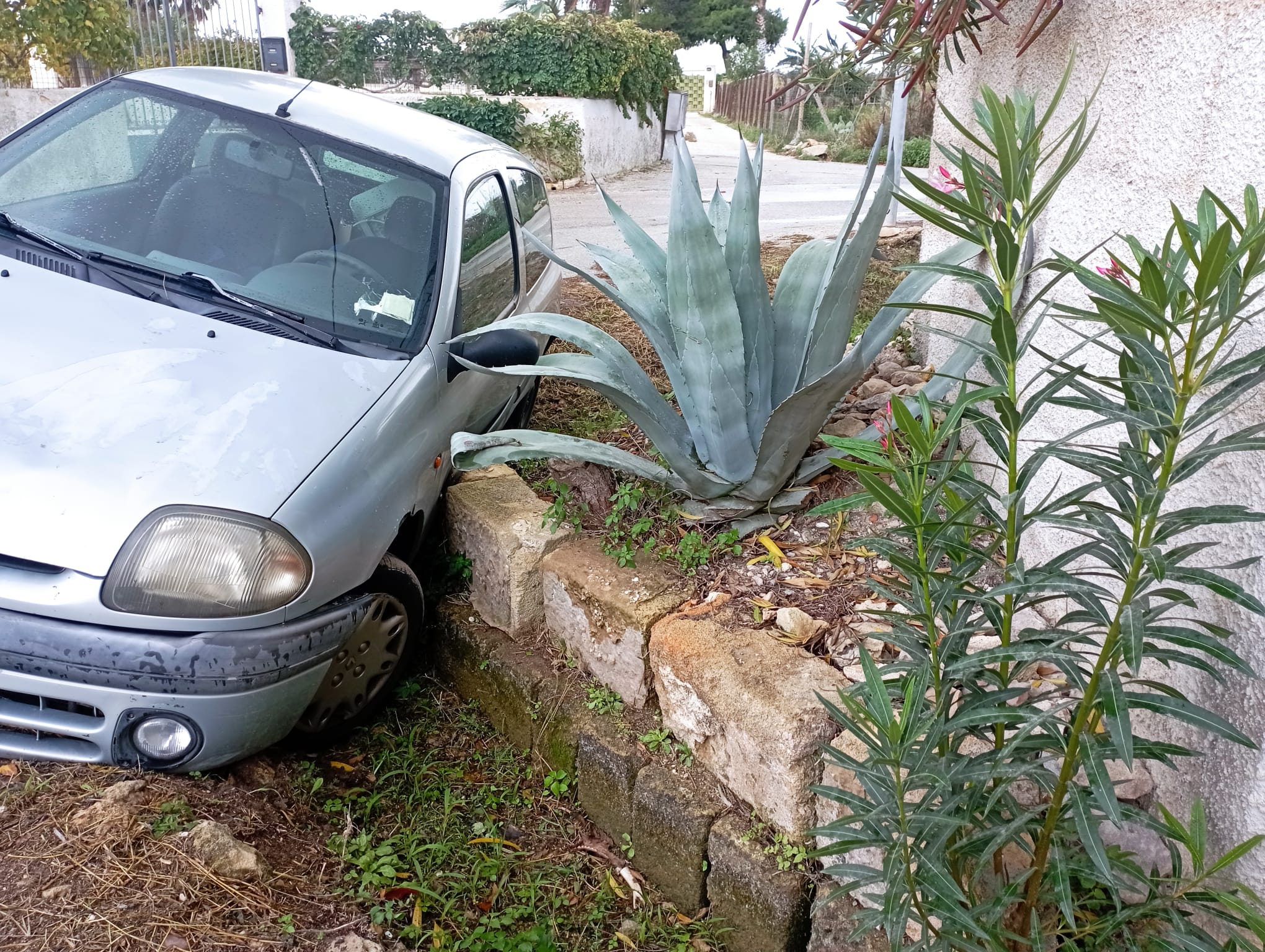 Marsala: auto finisce dentro la “sachia”. Una storia lunga 30 anni