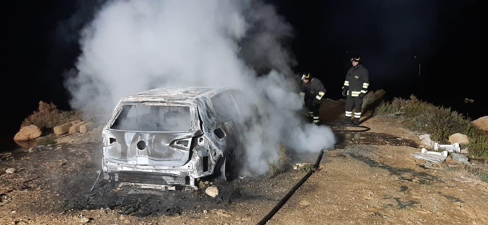 Marsala, incendio a Sappusi: a fuoco un’auto rubata VIDEO