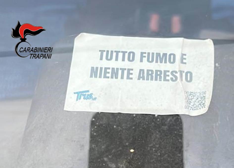 In giro col cartello sul parabrezza: “Tutto fumo e niente arresto” e i carabinieri…