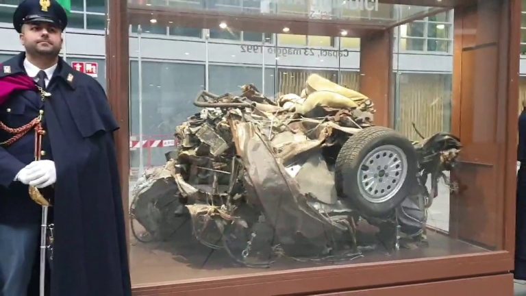 I resti dell’auto della scorta di Falcone esposti a Milano. VIDEO