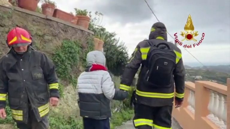 Frana a Ischia, una famiglia bloccata dal fango
