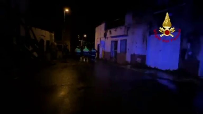 Frana Ischia, incessanti le ricerche dei dispersi nonostante il buio