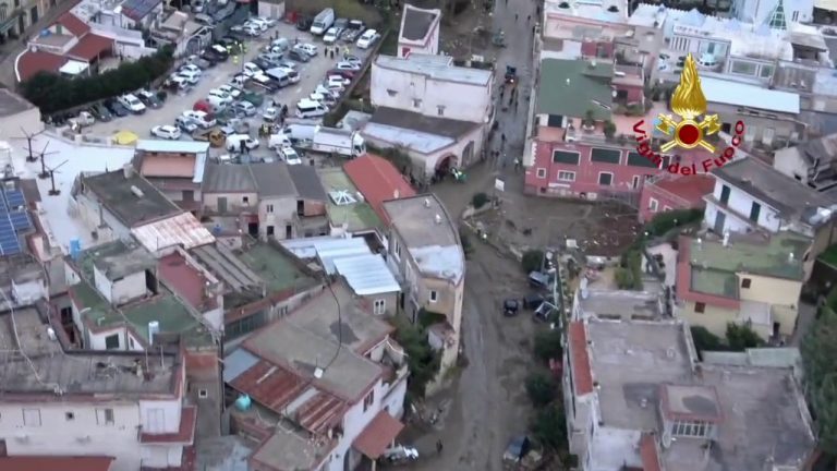 Ischia, ricognizione aerea dei vigili del fuoco alla ricerca dispersi