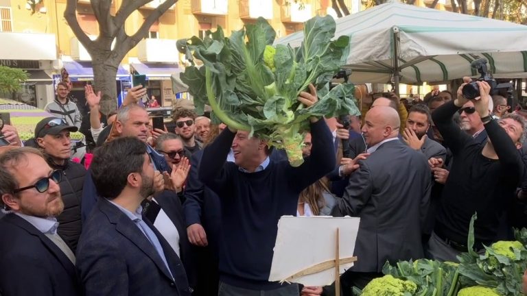Conte alza al cielo un cavolfiore: “Ecco la nostra coppa del mondo”