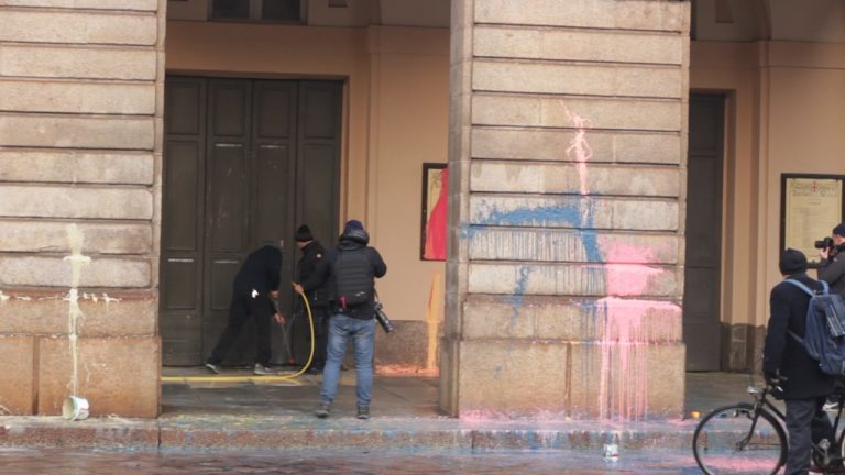 Prima della Scala, ambientalisti imbrattano ingresso Teatro. 5 denunce. VIDEO