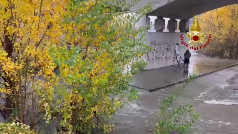 Bloccata dalla piena del fiume Bisenzio a Prato, immagini del soccorso