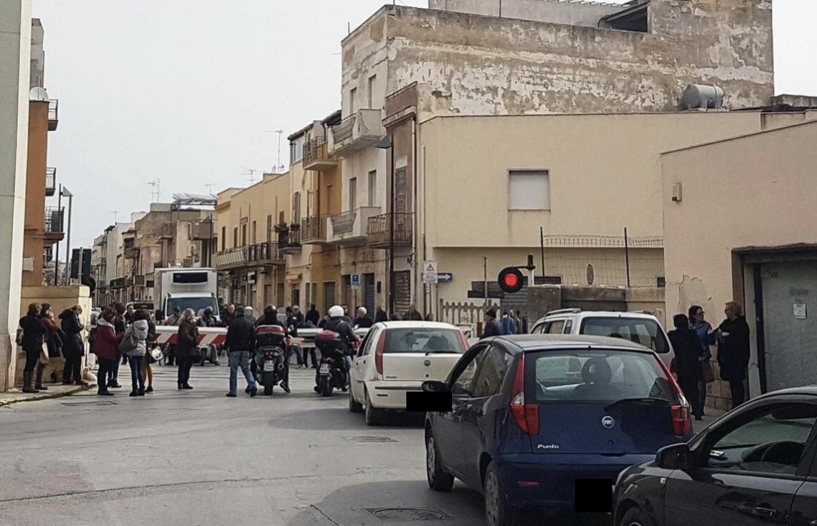 Attese ai passaggi al livello del marsalese, interviene il gruppo Civicamente