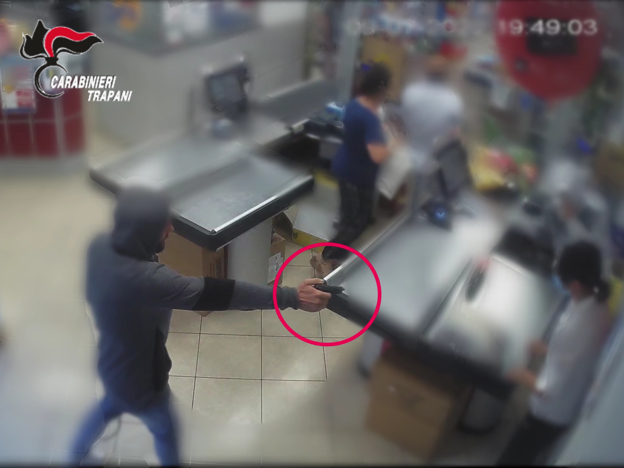 Trapani: arrestato 29enne che rapinò armato un Supermercato. VIDEO