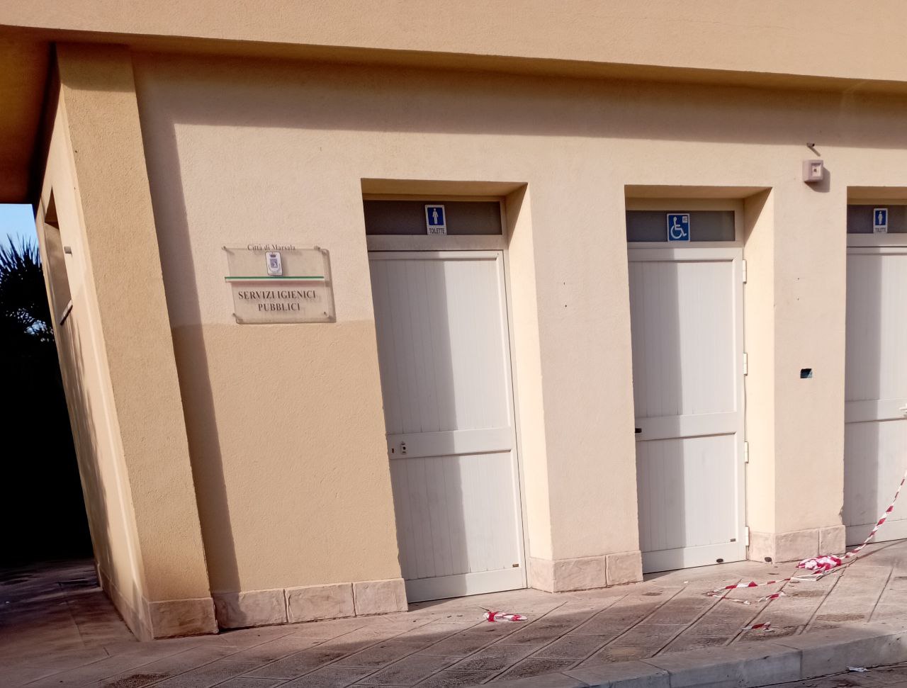 A Porticella il Comune fa chiudere i bagni pubblici, pessime condizioni igieniche