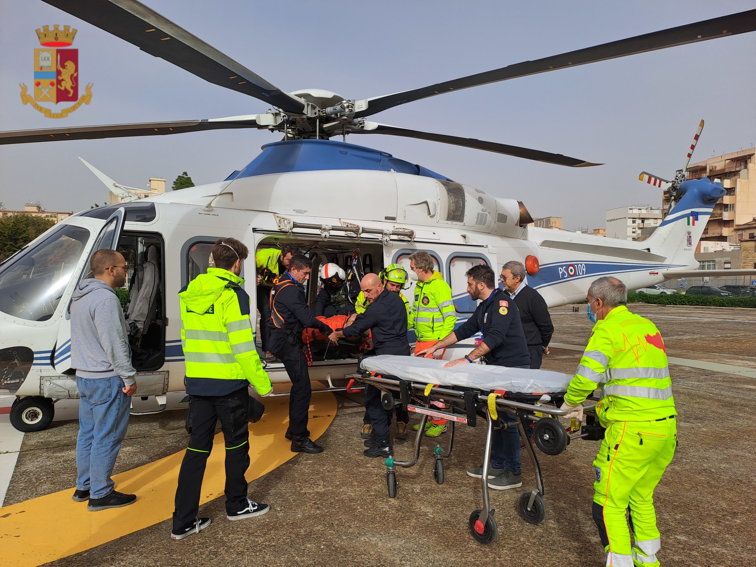 Forestale ferito a Poggioreale, lo soccorre il reparto volo della Polizia