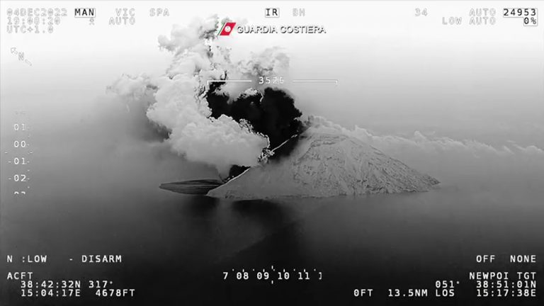 Eruzione Stromboli, l’aereo della Guardia costiera sorvola il vulcano. VIDEO