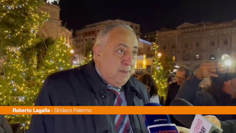 Natale a Palermo, sindaco Lagalla accende l’albero in piazza Politeama