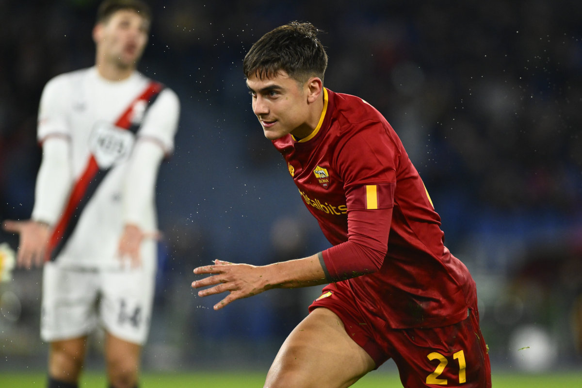 Magia di Dybala, la Roma batte il Genoa e va ai quarti