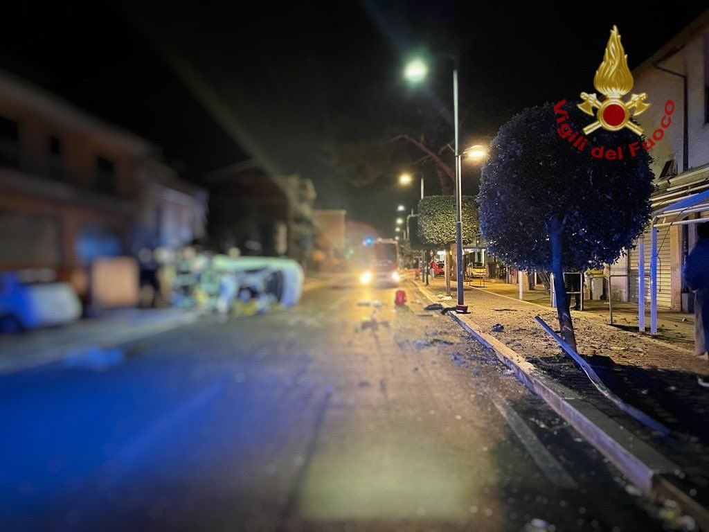 Auto si ribalta vicino a Roma, morti 5 giovani