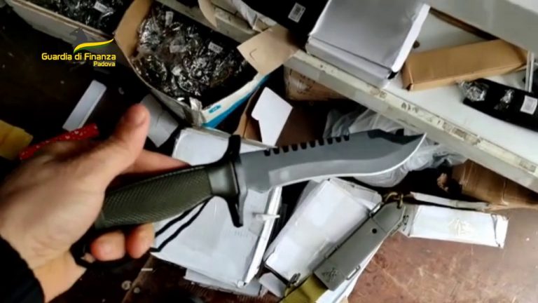 Padova: sequestrate oltre 10.000 armi, tra cui pugnali e katane