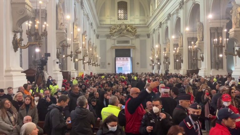 In migliaia a Palermo per l’ultimo saluto al missionario Biagio Conte