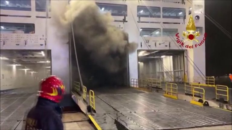 Incendio sul traghetto Palermo-Napoli, le immagini dei soccorsi