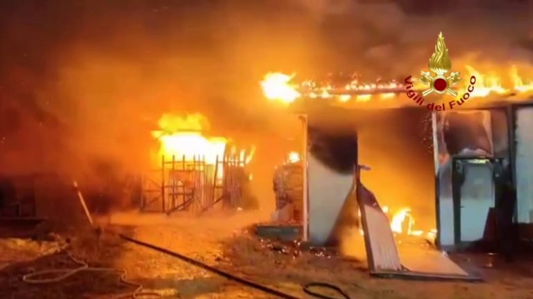 In fiamme un capannone agricolo in provincia di Venezia