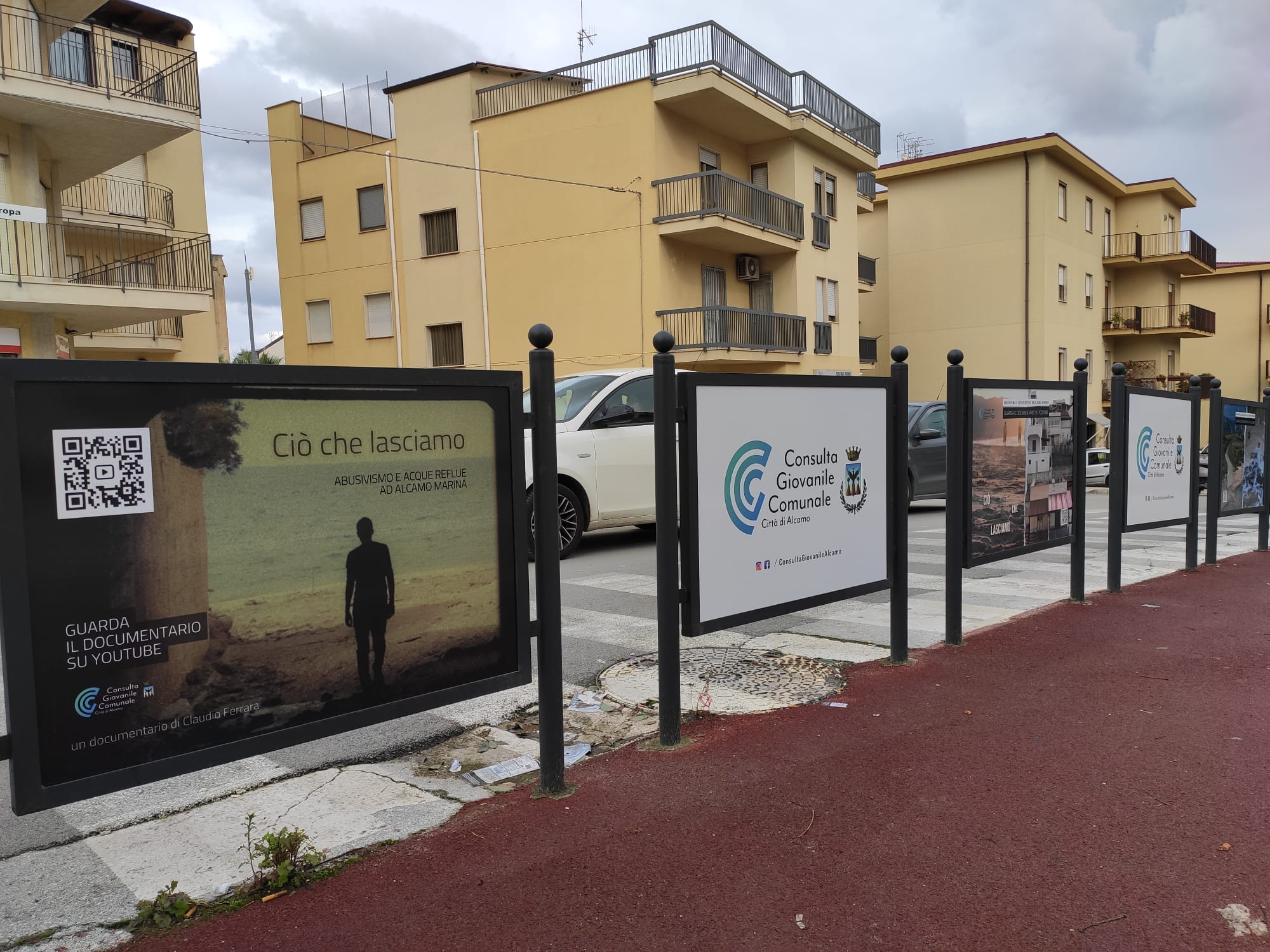 Ad Alcamo campeggiano i pannelli del documentario-inchiesta su abusivismo e acque reflue