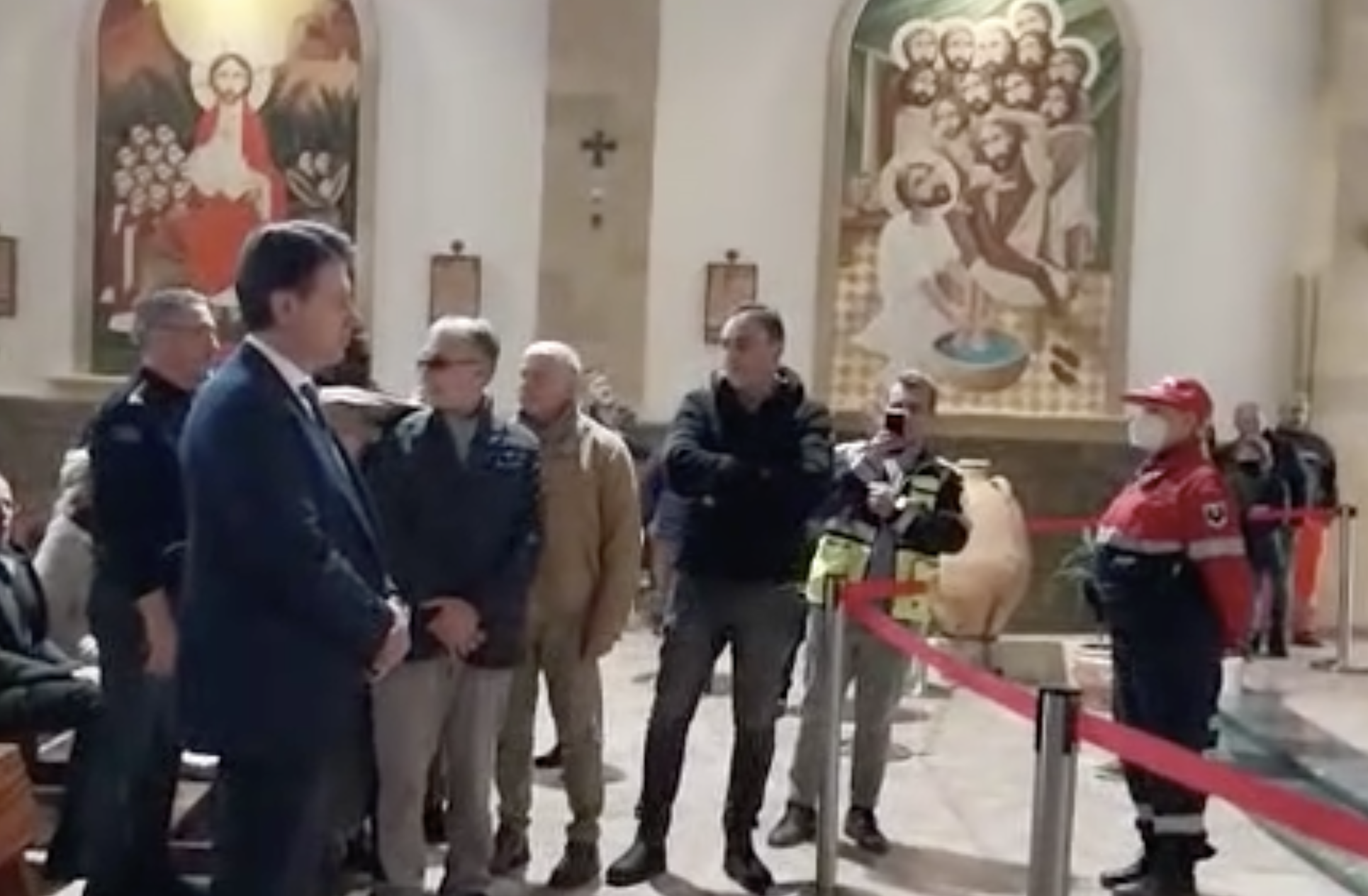 Giuseppe Conte alla camera ardente del Missionario di Speranza e Carità
