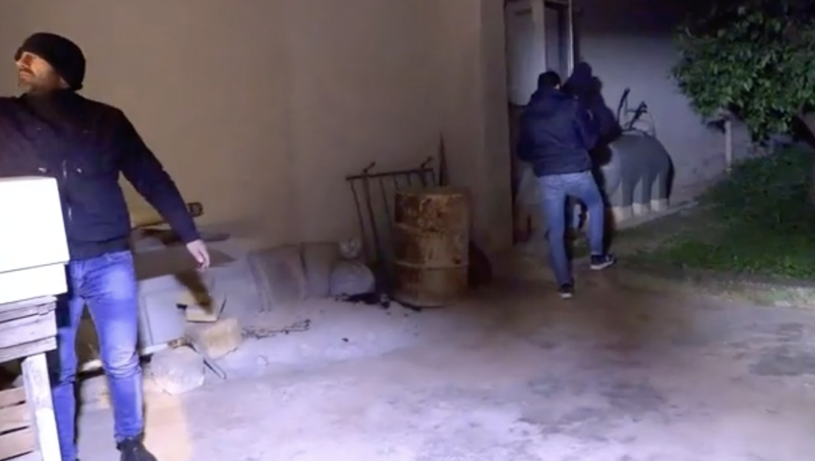 Messina Denaro, nel terzo covo numeri da decifrare e un poster de Il Padrino