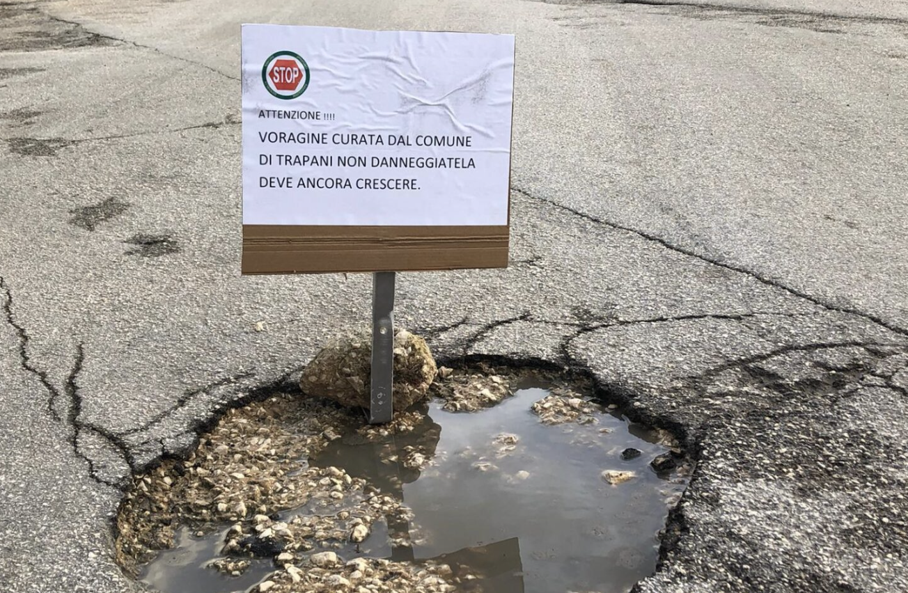 “Voragine curata dal Comune”, scritte ironiche a Trapani