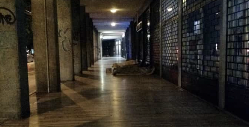 Nigeriana vive sotto i portici, il Comune di Trapani: “Più volte aiutata, lei rifiuta”