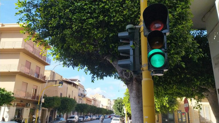 A Marsala torna funzionante il semaforo di via Mazzini