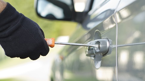 Ruba soldi all’interno di un’auto, un arresto a Trapani
