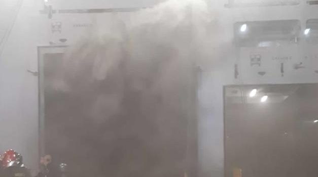 Nave in fiamme al Porto di Palermo, 12 mezzi dei Vigili del Fuoco a lavoro