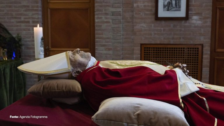 Benedetto XVI, la salma a San Pietro: visita di Mattarella e Meloni