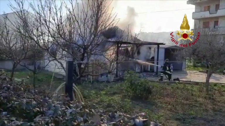 Incendio in un garage nel pescarese, le immagini