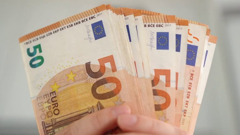 Istat, l’inflazione a dicembre rallenta a +11,6%, +0,3% mese