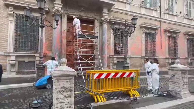 Senato, restauratori puliscono la facciata dopo il blitz ambientalista